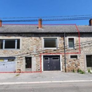 Une maison d'habitation à rénover avec jardin et garage Rue d'Olloy,32 A Oignies-en-Thiérache (Viroinval) -Descr. Som. : Rez : hall d'entrée, wc+douche, cuisine (8m²), sàm (14m²), garage (21m²)-Etage : palier, salon (24m²), wc, sdb (dble lav, baig), 4 chambres (14, 9,12 et 11 dt une avec dressing de 6m² )-Grenier -DV Alu-Chauff. cent mazout- Terrasse + Jardin-PEB (N°20211202014039)- Proximité commerces et axes routiers -RC : 463€- Sup : 4A 20CA-Vis. :