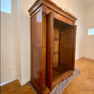 Belle armoire/placard de rangement vintage en bois avec portes coulissantes vers l'intérieur