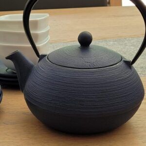 Théière en fonte + 6 tasses et soucoupes
