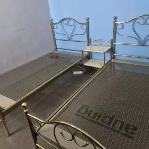 2 lits avec table de nuit