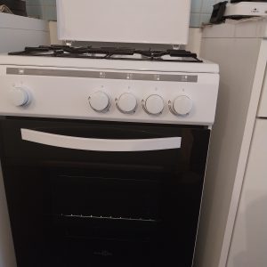 Gazinière neuve jamais utilisée avec le tuyau de raccordement au gaz neuf également