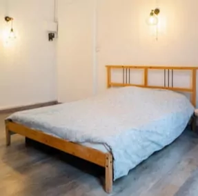 Bed with mattress in great state 160x200, Lit avec matelas en très bon état