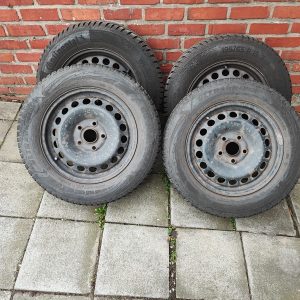 4 roues montées avec pneus hiver très peu servis