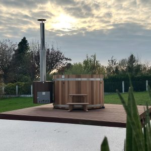 BAIN NORDIQUE – POÊLE TUBE (42KW) – RED CEDAR (M) Bain nordique tout bois Taille M (4-6 personnes) Bois Red Cedar Fabriqué artisanalement en Finlande