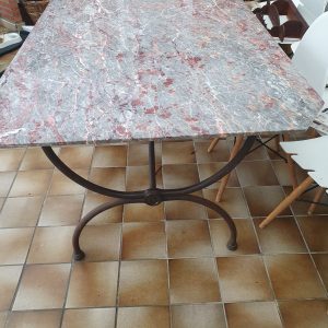 Table en marbre, pied fer forgé