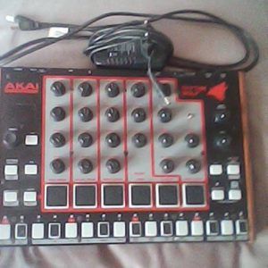 boîte à rythmes analogique Akai rythm Wolf