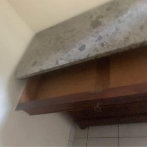 Meuble en acajou avec plaque en marbre gris rare