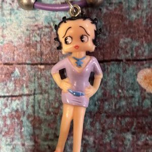 Collier Betty Boop Mauve - Bras sur les anches