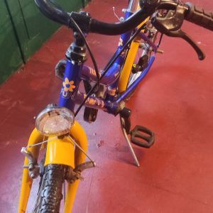 À vendre : vélo pour enfant, très peu utilisé et en excellent état.