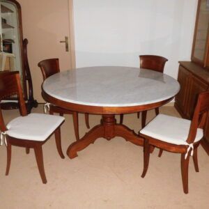 Table en bois exotique avec tablette en marbre