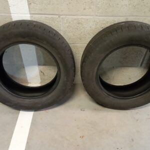 Lot de 2 pneus Continental.