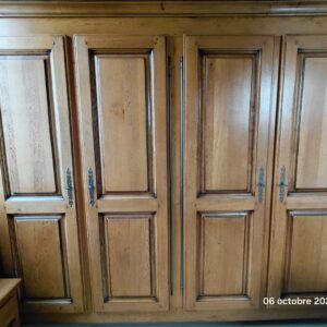 Magnifique et spacieuse garde-robe en CHÊNE MASSIF