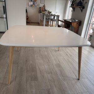 Table carrée pour 8 personnes style scandinave