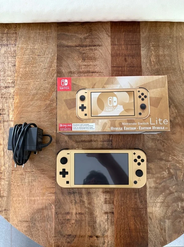 Nintendo switch lite hyrule edition + chargeur