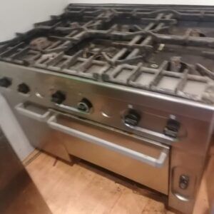 Cuisinière professionnelle HORECA 6 feux à gaz en inox.