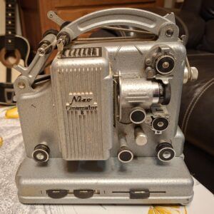 Ancien projècteur Nizo Cinemator 8. En bon état. Sans cable. Non testé.
