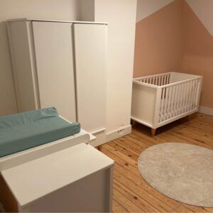 Chambre bébé Troll Scandy - lit, matelas, commode, penderie.
