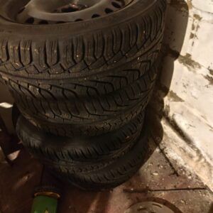 4 pneus quasi neufs sur jente 205/55/R16