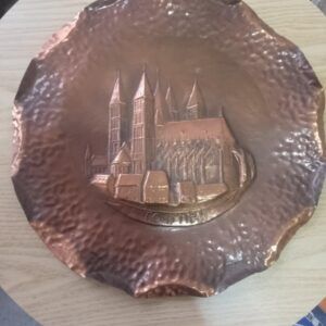 assiette cuivre rouge motif cathédrale de tournai