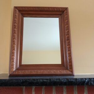 Miroir avec cadre en bois massif.