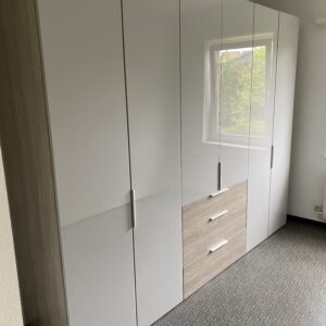 Très grande garde robe Long.2,98m Haut.2,35m Prof.61cm