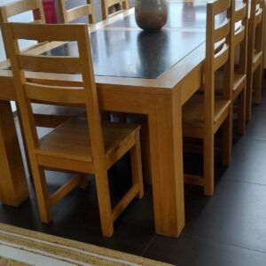 Table massive avec 2 marbres noirs+8 chaises