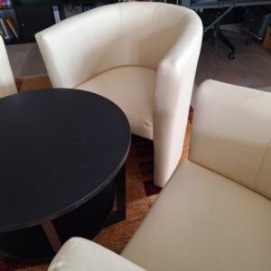 Fauteuils de salon et une table