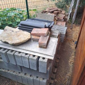 Blocs de béton et anciennes briques à donner