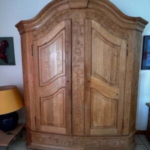 Armoire chêne massif travaillée