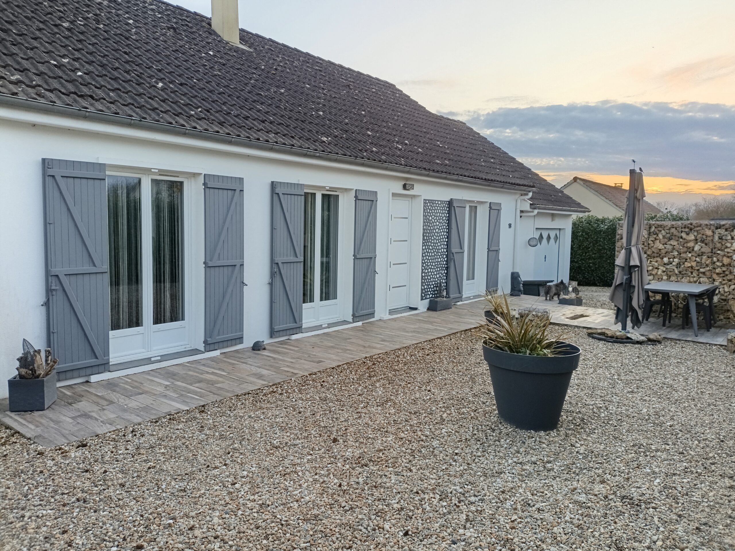 Maison de plain-pied 4 façades rénovée et habitable de suite en France