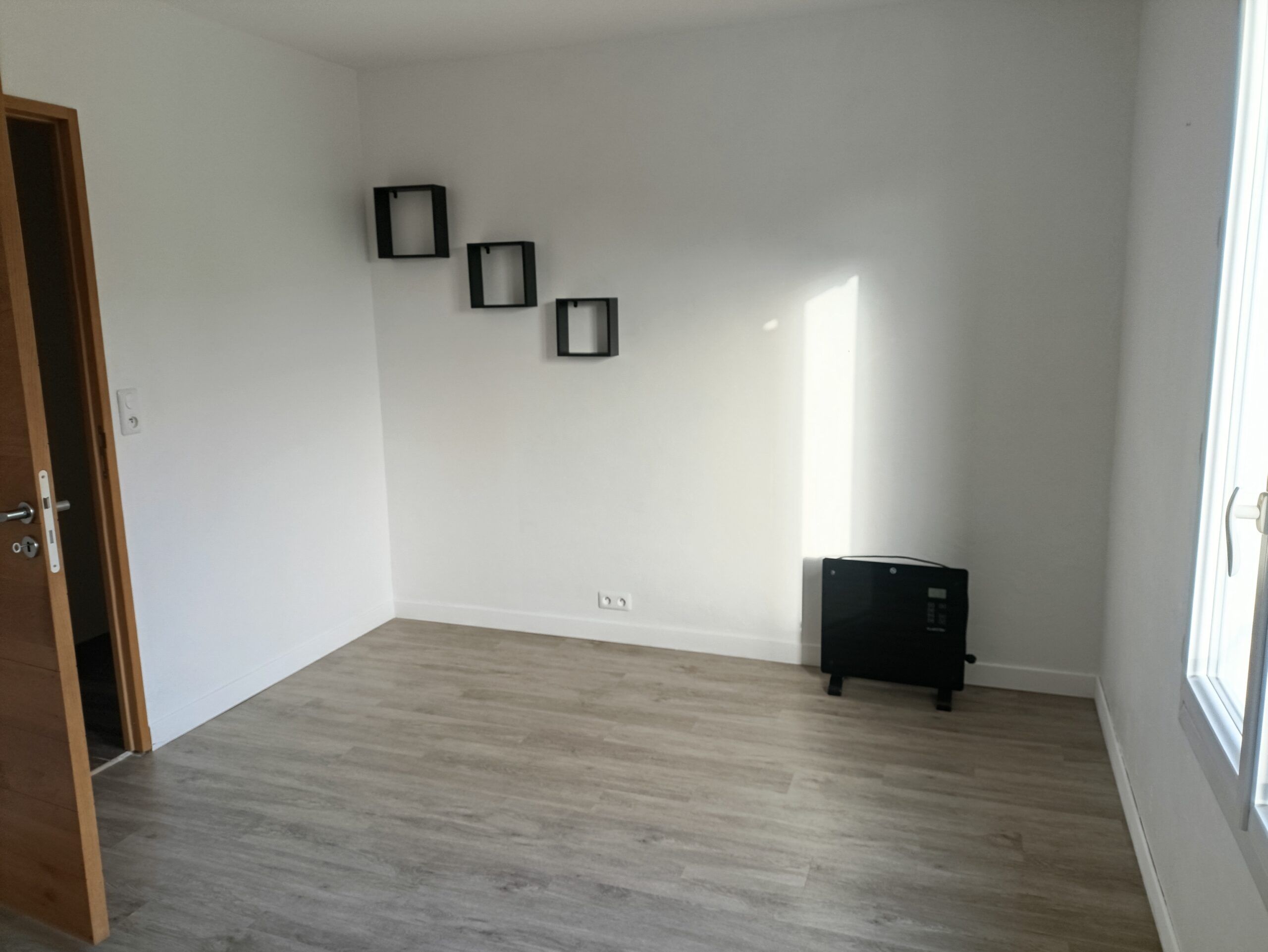 Maison de plain-pied 4 façades rénovée et habitable de suite en France – Image 11