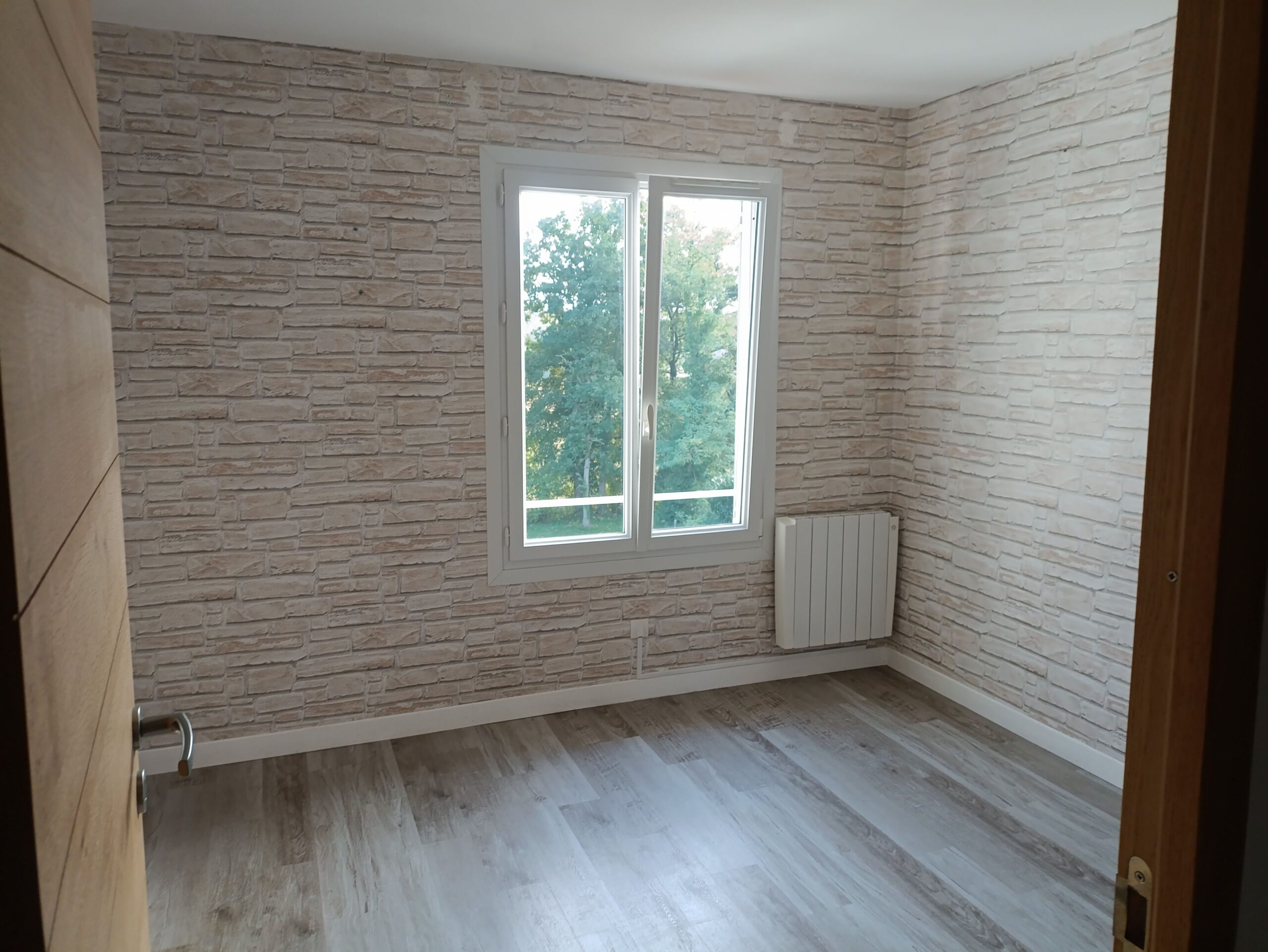 Maison de plain-pied 4 façades rénovée et habitable de suite en France – Image 9