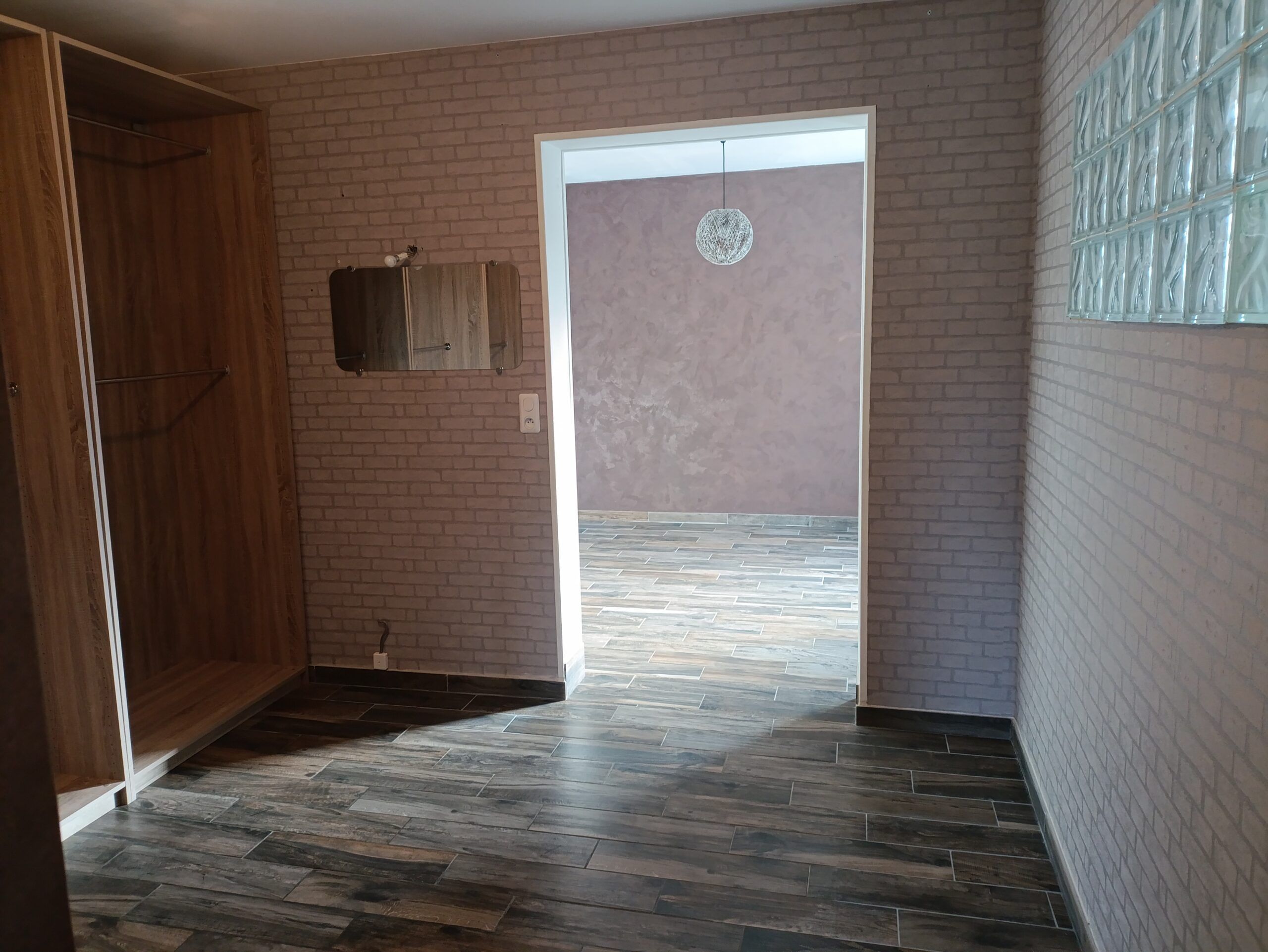 Maison de plain-pied 4 façades rénovée et habitable de suite en France – Image 10