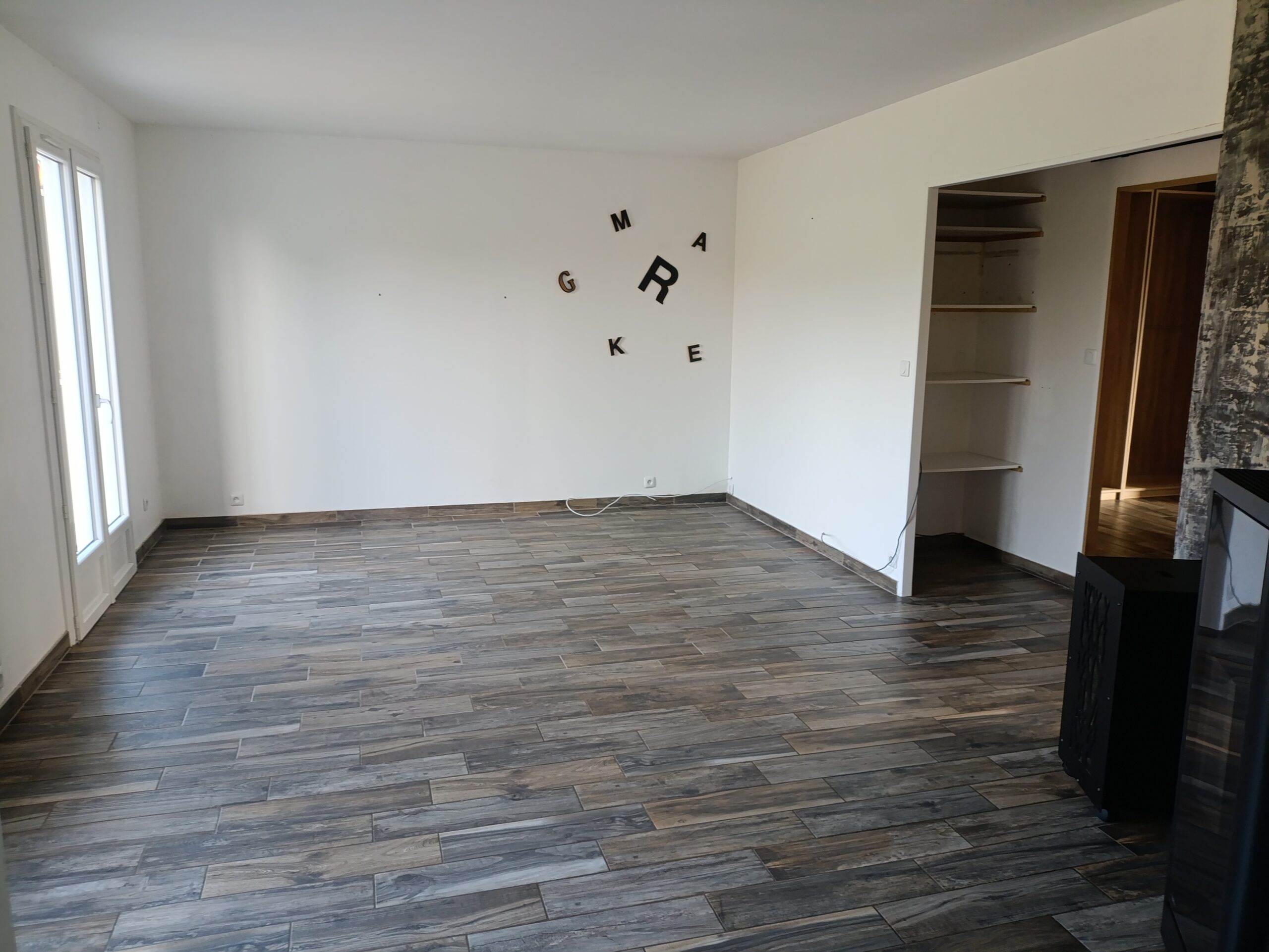 Maison de plain-pied 4 façades rénovée et habitable de suite en France – Image 6